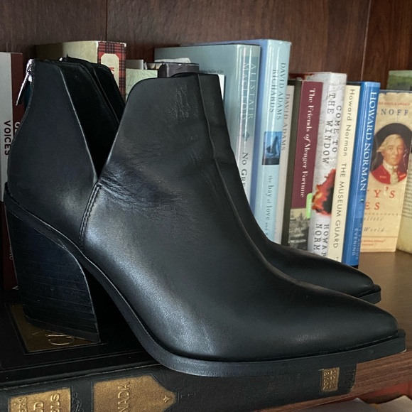 Vince Camuto 'Gigietta' Black Leather V-Cut Pointed Toe Boots Women's Size 7.5 - Picture 14 of 14